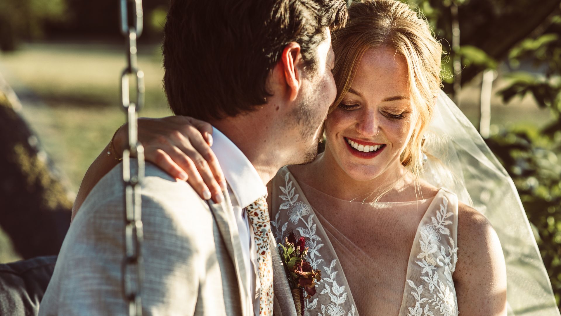 Les 10 poses naturelles pour des photos de mariage réussies en 2026